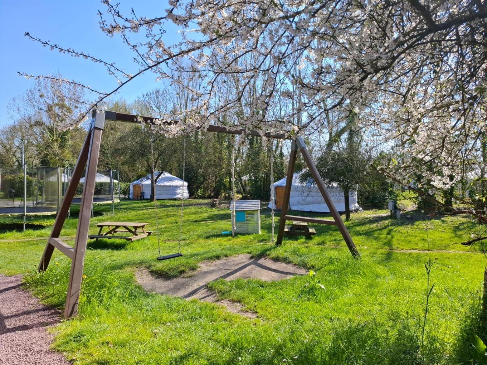 Le Village Insolite Yourte Et Roulotte Saint-Benoît-des-Ondes Exterior foto